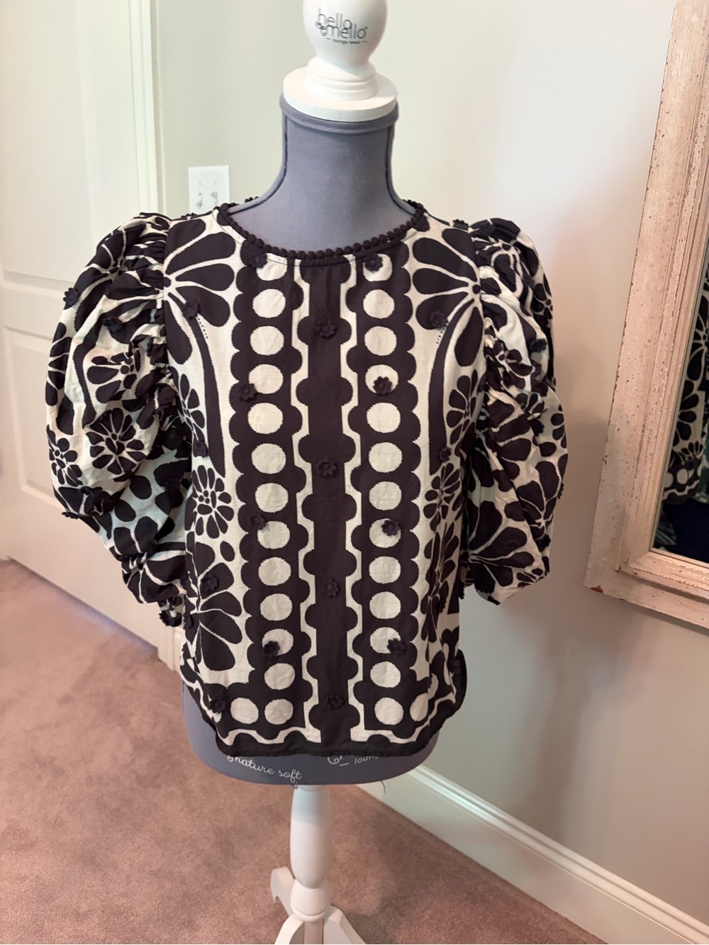 FARM Rio Black & White Floral Puff-Sleeve Blouse